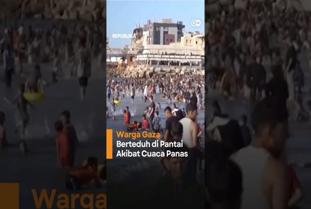 Warga Gaza Padati Pantai Berteduh dari Cuaca Panas yang Menyengat