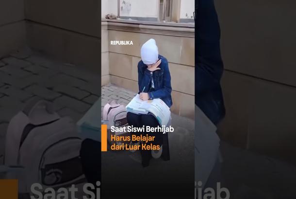 Saat Siswi Berhijab Harus Belajar dari Luar Kelas