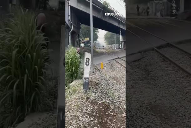 Paksa Nyeberang Warga Nyaris Tertabrak Kereta