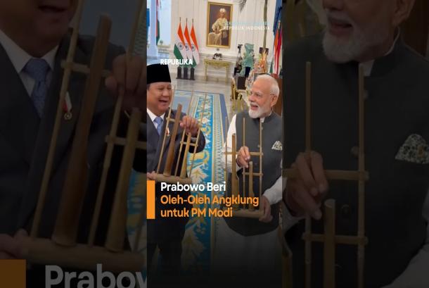 Prabowo Beri OlehOleh Angklung untun PM Modi