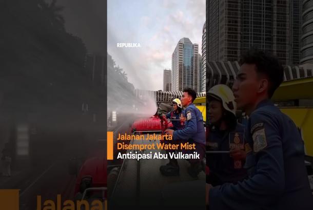 Jalanan Jakarta Disemprot Water Mist Antisipasi Abu Vulkanik