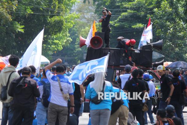 Ratusan Buruh Aksi Demonstrasi di Bandung Tuntut Hapus Outsourcing