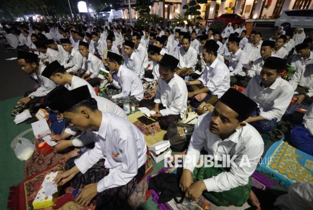 Pondok Pesantren Lirboyo Tegaskan Seruan Aksi Duduki Istana Lewat Meme Adalah Hoaks (2)