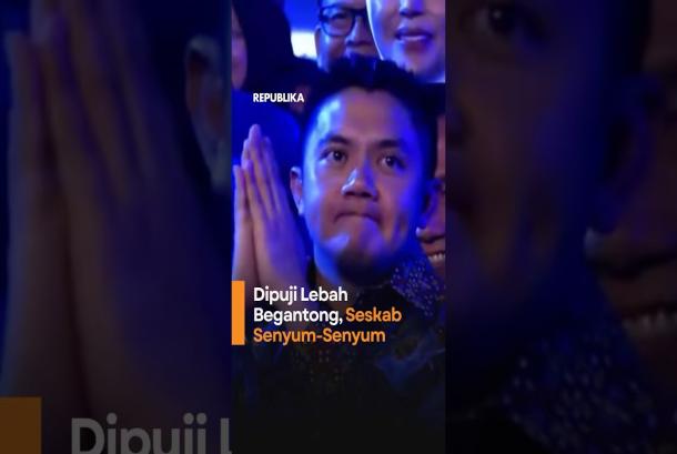 Dipuji Lebah Begantong Seskab SenyumSenyum