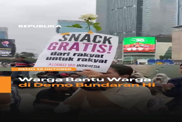 Warga Bantu Warga di Demo Bundaran HI
