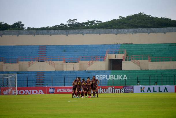 Penonton Menyaksikan Pertandingan Liga 1