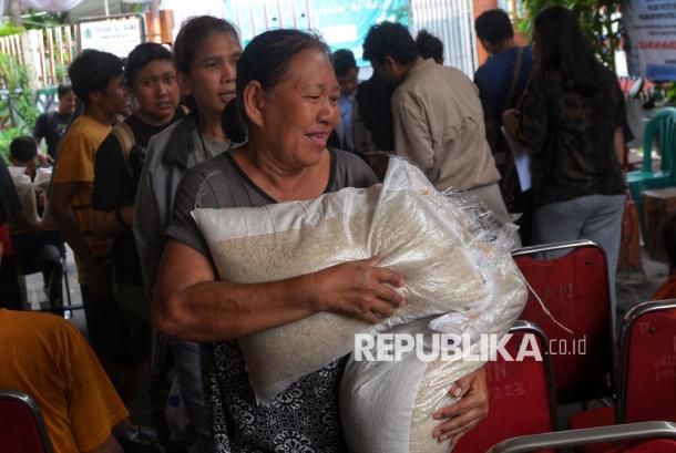 Senyum Bahagia Warga Menteng Terima Bantuan Pangan Pemerintah