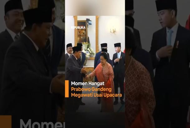 Momen Hangat Prabowo Gandeng Megawati Usai Upacara