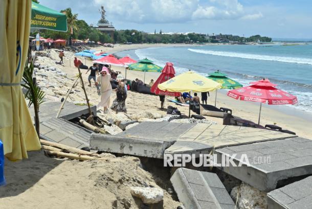 Jalur Pedestrian di Pantai Kuta Rusak Berat Diterjang Gelombang Tinggi