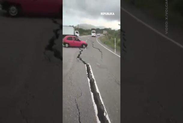 Jalan di Venezuela Terbelah Akibat Gempa Besar