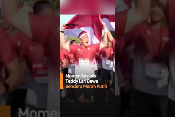 Momen Seskab Teddy Lari Bawa Bendera Merah Putih