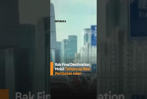 Bak Final Destination Mobil Tertancap Besi Pembatas Jalan