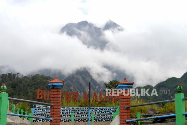 Gunung Merapi terlihat dari kawasan wisata Kali Adem, Sleman, Yogyakarta.