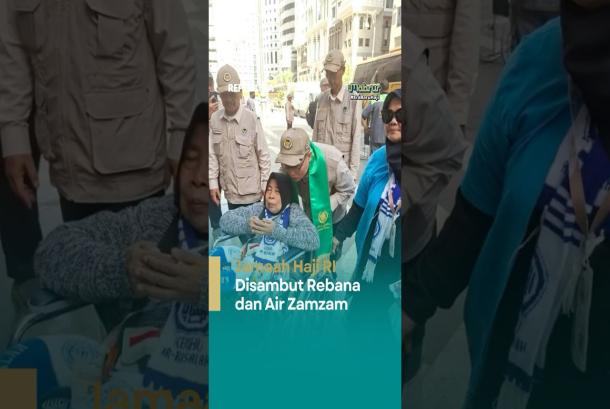 Jamaah Haji Indonesia Disambut Rebana dan Air Zamzam