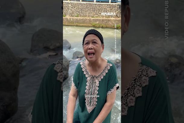 Kemarau Dua Pekan Warga Manfaatkan Aliran Kali Baru untuk Mencuci Pakaian dan Mandi
