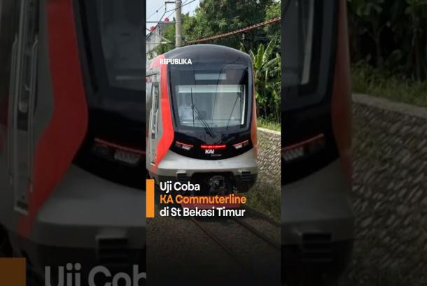 Momen Uji Coba KRL Melintas di Stasiun Bekasi Timur