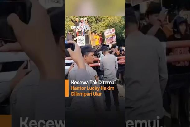 Kecewa Tak Ditemui Kantor Lucky Hakim Dilempari Ular