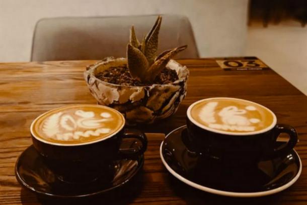 The Gade Coffee hadir di Sarinah, Thamrin, Jakarta Pusat. Kopi andalannya ialah kopi gula aren, yaitu van leening.