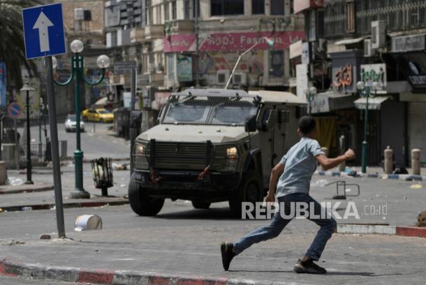 Lawan Serangan Israel di Nablus. Puluhan Warga Palestina Terluka