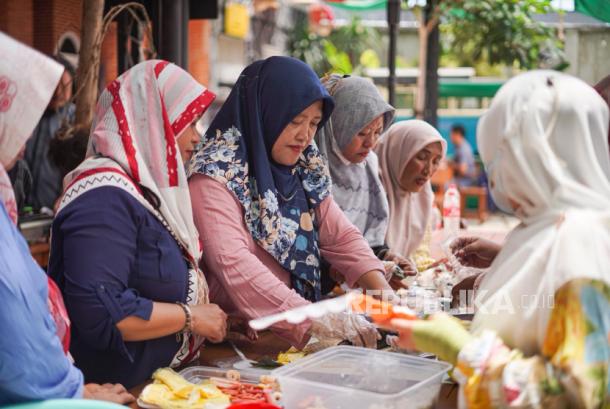 Perkuat Ekonomi Perempuan, Emak-Emak Dilatih Buat Sushi dan Onigiri