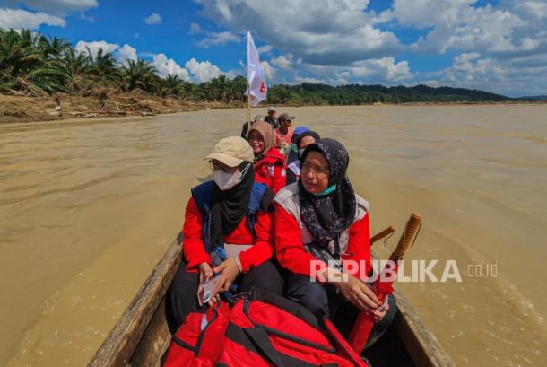 Arungi Sungai Berbuaya, Srikandi BSMI Sambangi Desa Terisolasi di Perbatasan