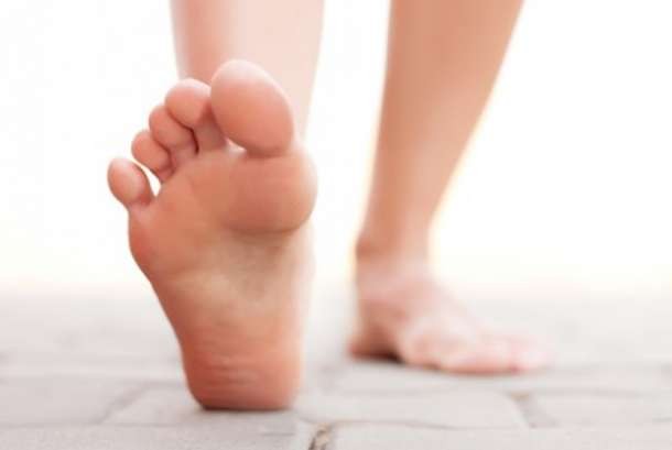 Kaki (Ilustrasi). Tanda kolesterol tinggi bisa dirasakan di kaki, salah satunya dengan adanya hammertoes alias jari-jari kaki menekuk seperti palu.