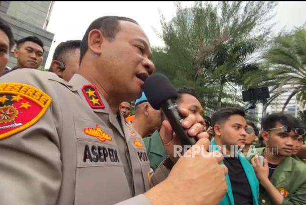 Di Hadapan Massa Aksi, Kapolda Metro Jaya Janji Tindak Tegas 7 Polisi Pelindas Affan Kurniawan
