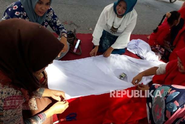 Serunya Emak Emak Sawahlunto Lomba Menjahit Sang Merah Putih Republika Online