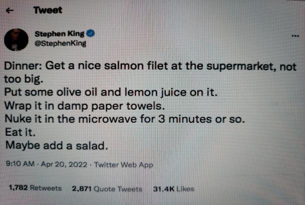 Lewat akun Twitter-nya, Stephen King membagikan resep cara memasak salmon dengan microwave. Resep ala penulis cerita horor itu dianggap mengerikan oleh warganet. 