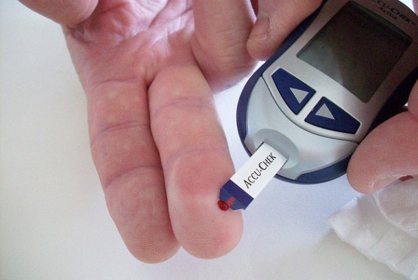 Yalangoch mast uxlayotgan qizlar