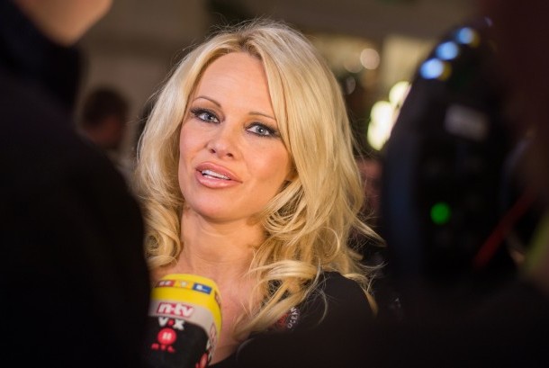 Pamela Anderson yaxtada jinsiy aloqa qilish