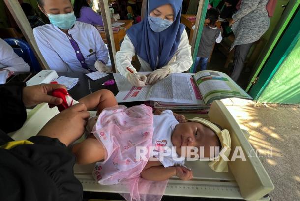Petugas kesehatan memeriksa bayi saat imunisasi di salah satu posyandu di Palu, Sulawesi Tengah, Rabu (2/3/2022). Ikatan Dokter Anak Indonesia (IDAI) menekankan pentingnya imunisasi untuk kesehatan dan pencegahan stunting pada bayi dan balita.