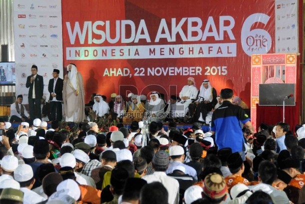  Pimpinan Pondok Pesantren Daarul Qur'an Ustaz Yusuf Mansyur (kedua kiri) bersama delegasi dari Arab Saudi menghadiri wisuda akbar penghafal Alquran di Masjid Istiqlal, Jakarta, Ahad (22/11).  (Republika/Agung Supriyanto)