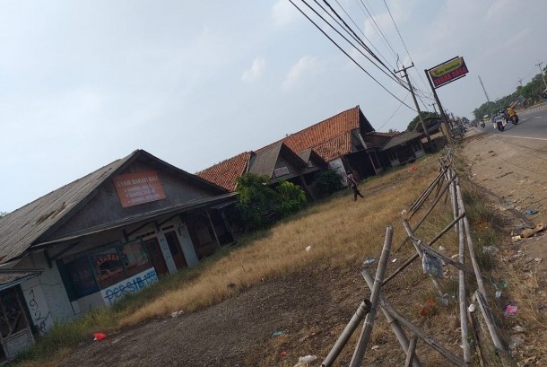 Puing-Puing Bangunan Sisa Kejayaan Rumah Makan di Pantura ...
