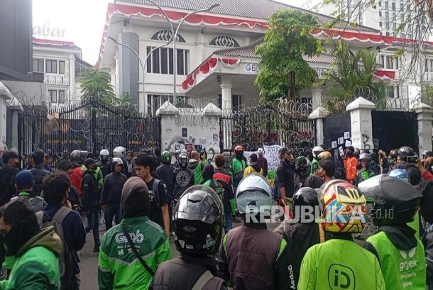 Ratusan Ojol Geruduk DPRD Jabar, Minta Pelaku Dihukum Mati