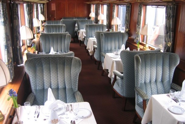 The Orient Express Train, salah satu kereta mewah yang menawarkan perjalanan jarak jauh.