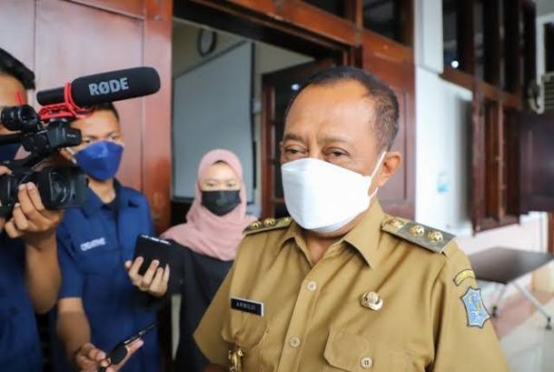 https://static.republika.co.id/uploads/images/headline_slide/wakil-wali-kota-surabaya_211217104139-560.jpeg