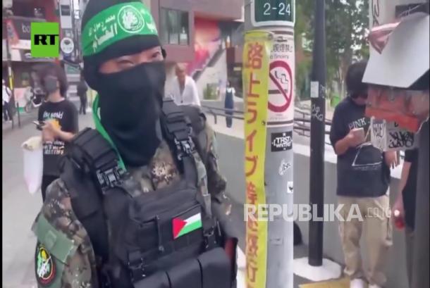 Ini Penampakan Warga Jepang yang Viral dengan Kostum Hamas