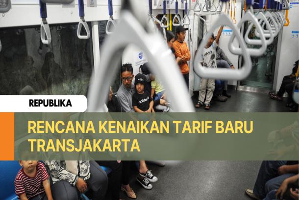 Warga tengah menaiki bus Transjakarta