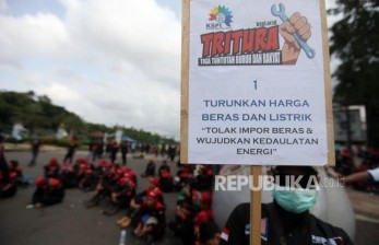 Massa Federasi Serikat Pekerja Metal Indonesia (FSPMI) melakukan aksi unjuk rasa (ilustrasi). FSPMI menggelar aksi virtual dengan menyampaikan tiga tuntutan tepat pada Hari Buruh Internasional yang jatuh Jumat (1/5) ini.