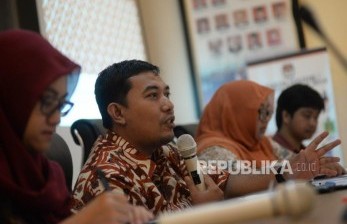 Direktur Eksekutif Puskapol Fisip UI Aditya Perdana (tengah) menjadi narasumber dalam diskusi 