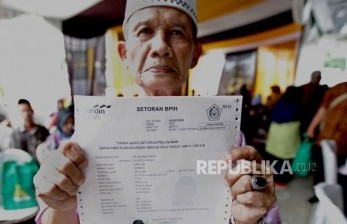Kemenag Sulteng: Dana Haji tidak Dialihkan untuk Covid-19. Foto calon jamaah haji menunjukkan bukti pelunasan Biaya Penyelenggaraan Ibadah Haji (BPIH) di Kantor Cabang Mandiri Syariah Area Bekasi, Jawa Barat, Selasa (19/3/2019).