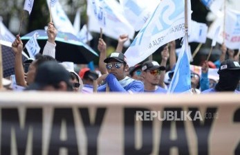 Buruh dari sejumlah elemen memperingati Hari Buruh Internasional di Kawasan Patung Kuda, Monas, Jakarta, Rabu (1/5).