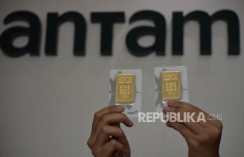 Karyawan menunjukan emas batangan di Butik Emas Logam Mulia ANTAM, Sarinah, Jakarta,Kamis (25/10). Sekretaris Perusahaan PT Aneka Tambang Tbk (Persero) atau Antam Kunto Hendrapawoko mengatakan pandemi covid-19 berdampak pada kinerja perusahaan.