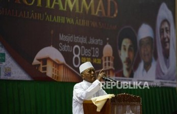 Pimpinan Pondok Pesantren Ash-Shiddiqiyah KH Noer Muhammad Iskandar memberikan tausiyah pada peringatan Maulid Nabi Muhammad SAW yang diselenggarakan oleh PBNU di Masjid Istiqlal, Jakarta, Sabtu (8/12).