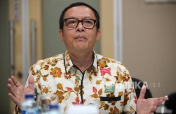 Kritik Ikhsan Abdullah soal SKB 3 Menteri tentang Seragam. Foto:   Direktur Eksekutif Indonesia Halal Watch Ikhsan Abdullah didampingi para pejabat terkait memberikan paparannya ke kantor Harian Republika, Jakarta, Jumat (19/10).