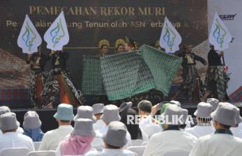 Ribuan ASN di Indramayu Ikuti Pemecahan Rekor MURI Pemakaian Sarung Tenun Terbanyak