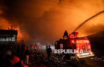 Kobaran Api Melahap Gunungan Sampah di TPA Putri Cempo