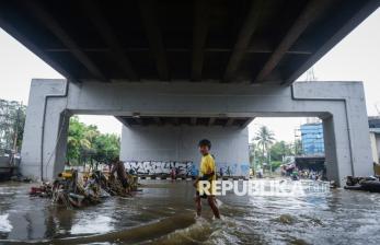In Picture: Kali Sabi Meluap, Kolong Jalan Layang Cibodas Tangerang Terendam Banjir