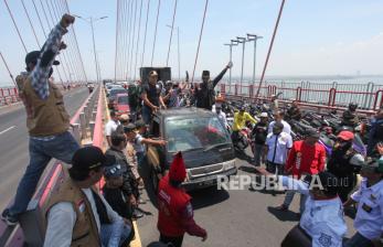 Aksi Unjuk Rasa di Atas Jembatan Suramadu
